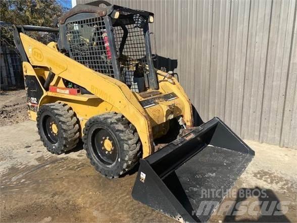 CAT 252 Мини товарачи

