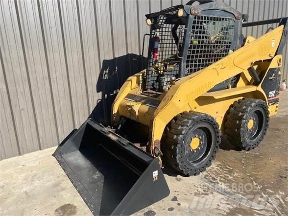 CAT 252 Мини товарачи
