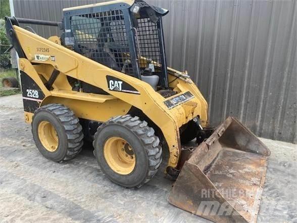 CAT 252B Мини товарачи
