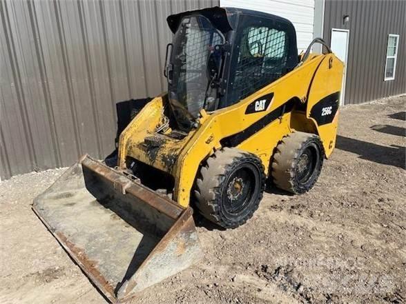 CAT 256C Мини товарачи
