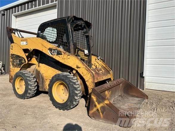 CAT 272C Мини товарачи
