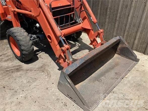 Kubota L48 Товарач със заден ексватор