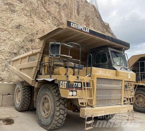 CAT 771D Странични самосвали