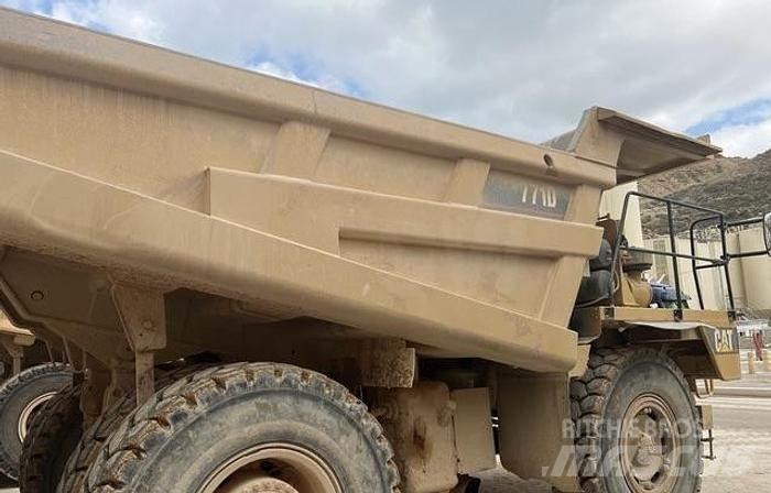 CAT 771D Странични самосвали