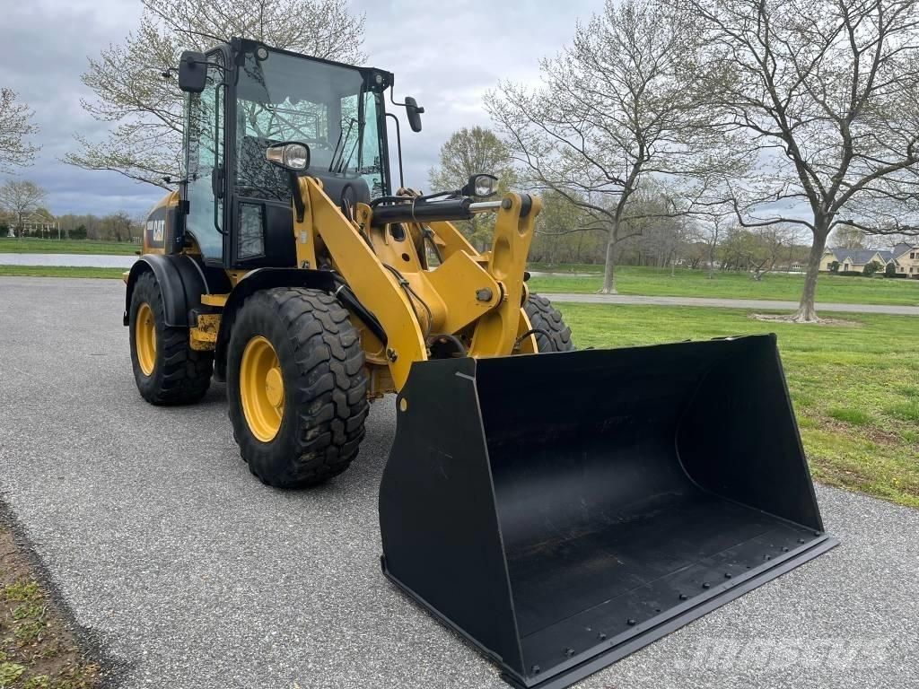 CAT 908M Колесни товарачи