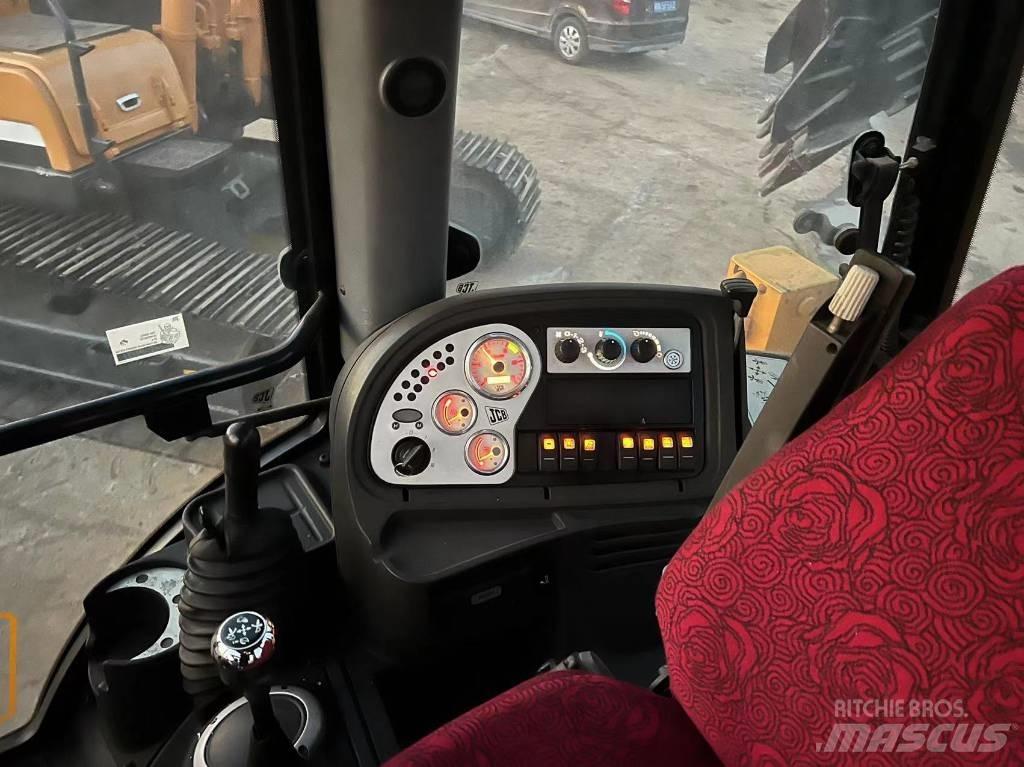 JCB 3CX Товарач със заден ексватор
