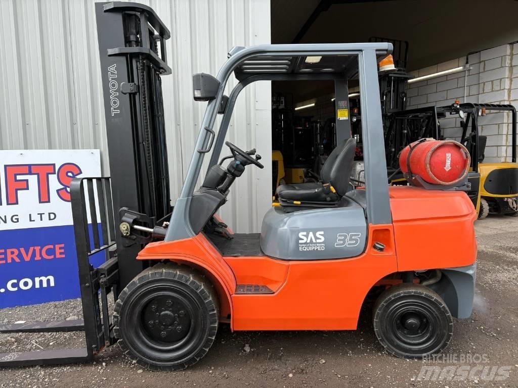 Toyota 7FGJ35 Камиони с АГУ