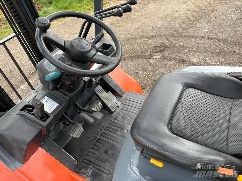 Toyota 7FGJ35 Камиони с АГУ