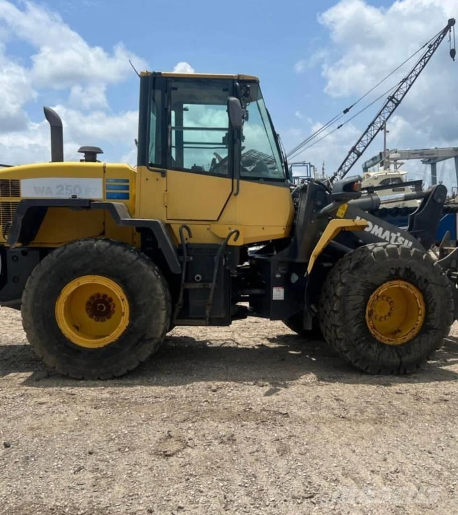 Komatsu WA 250 PZ-6 Колесни товарачи