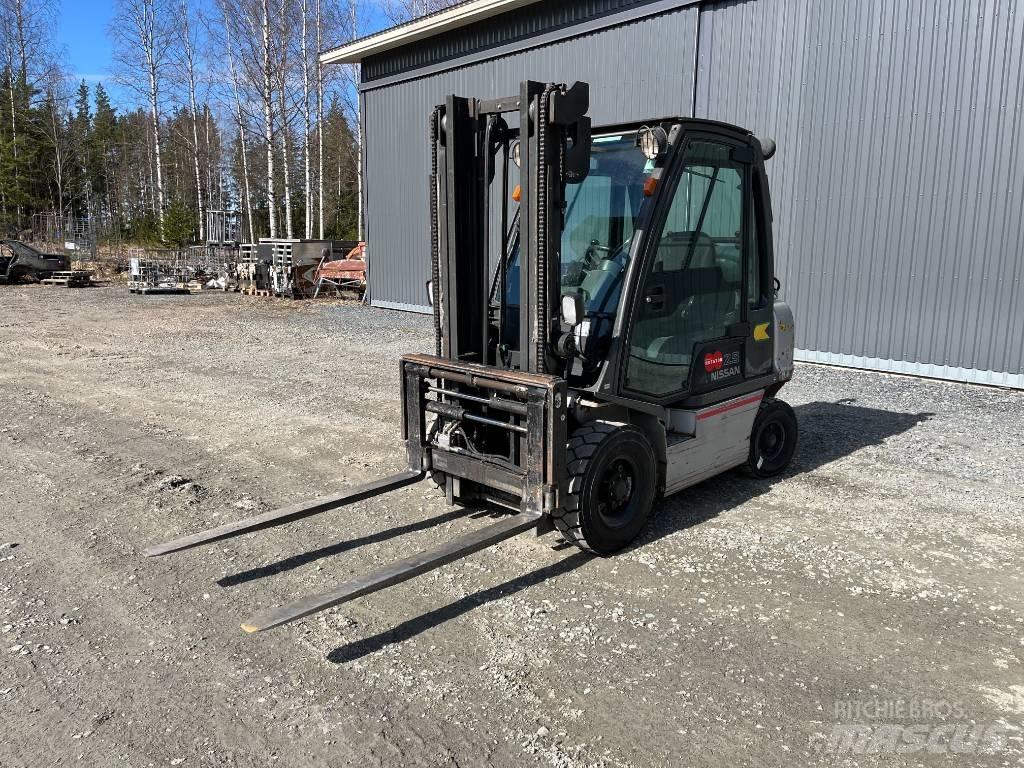 Nissan UD02A25P0 Камиони с АГУ