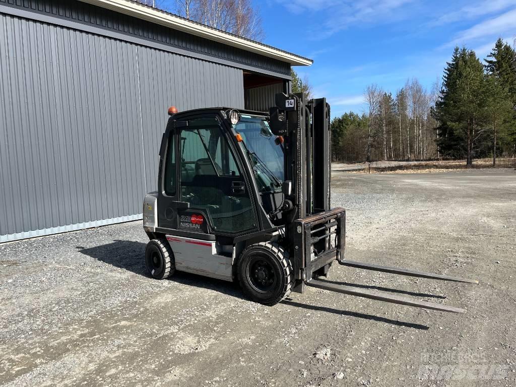 Nissan UD02A25P0 Камиони с АГУ