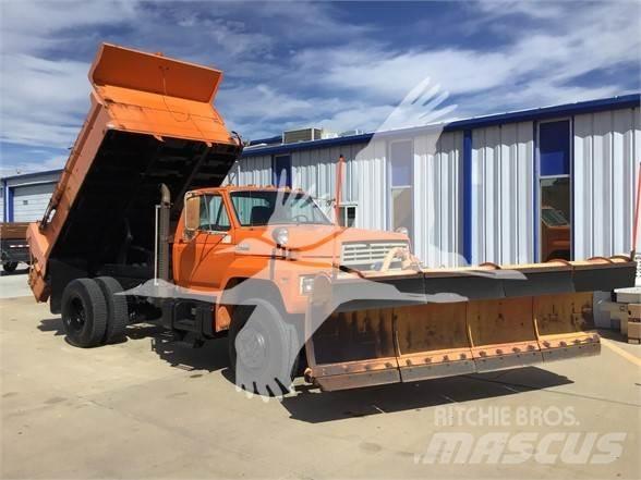 Ford F800 Разстилачки на пясък и сол