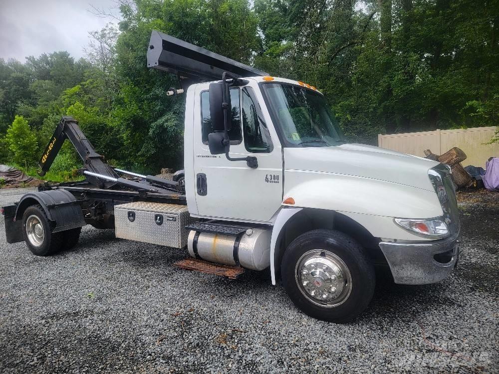 International 4300 Камиони с кран с кука