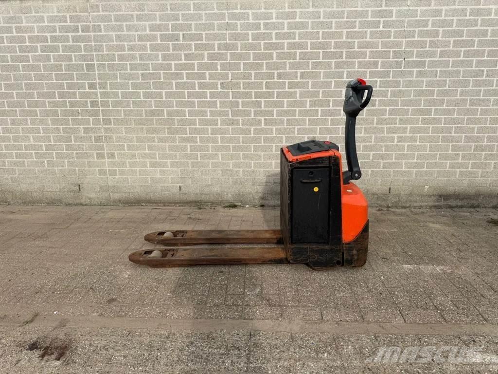 BT SWE200D Колички високоповдигачи с теглич