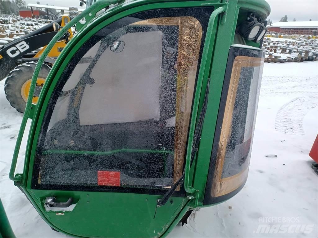 John Deere 1210e Кабина