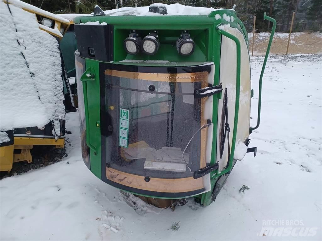 John Deere 1210e Кабина