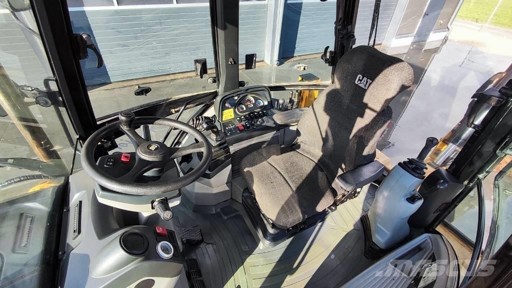 CAT 432 E Товарач със заден ексватор