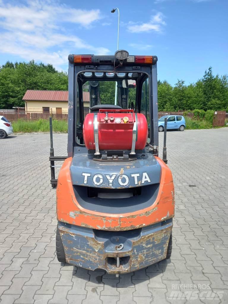 Toyota 8 FGF 30 Камиони с АГУ
