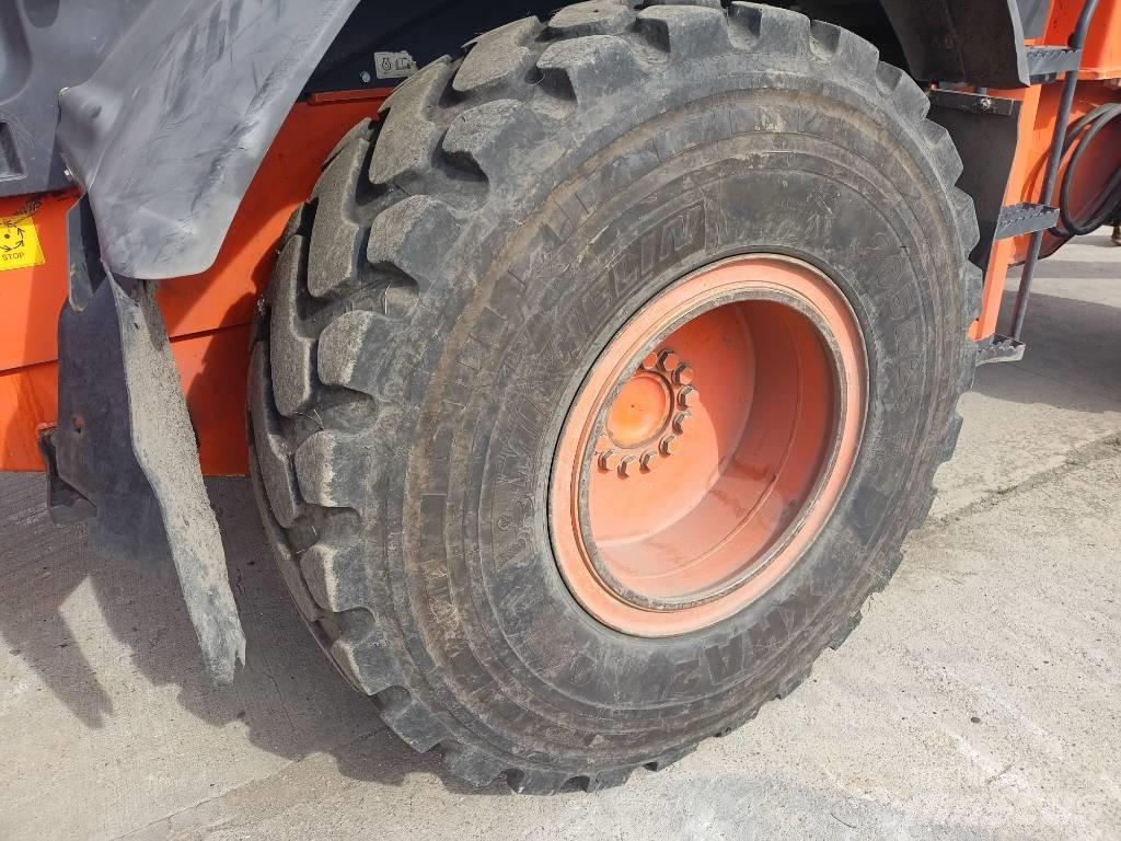 Hitachi ZW150 Колесни товарачи