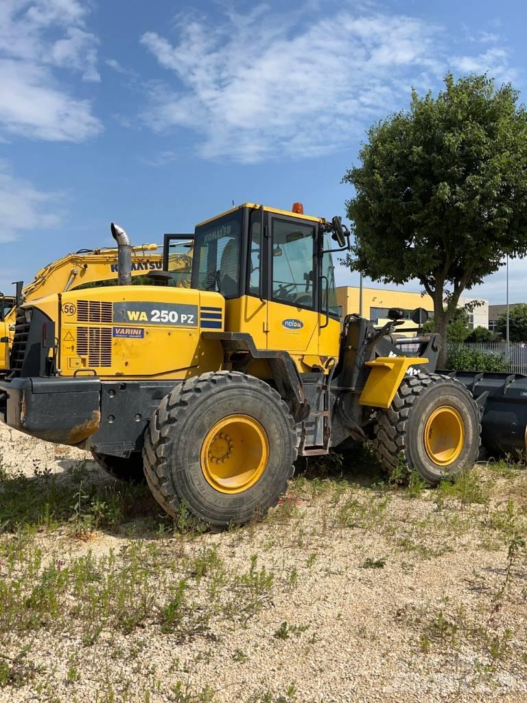 Komatsu WA 250 PZ-6 Колесни товарачи