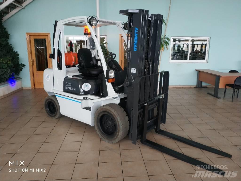 Nissan UGD-30 Камиони с АГУ