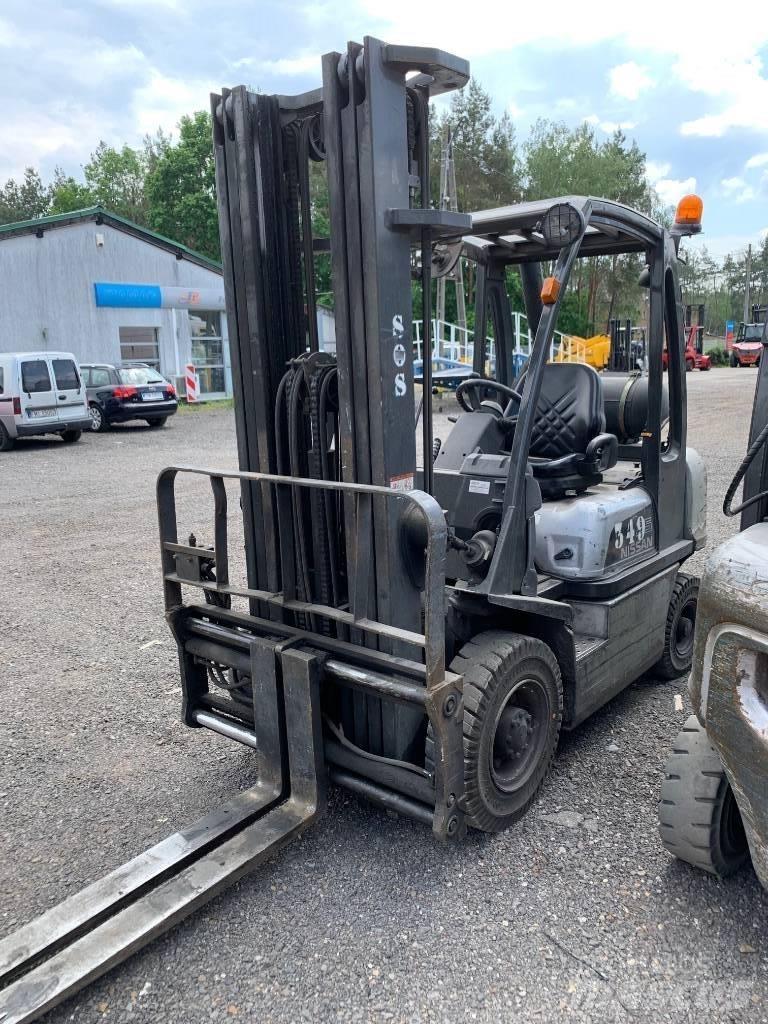 Nissan U1D2A25PQ Камиони с АГУ