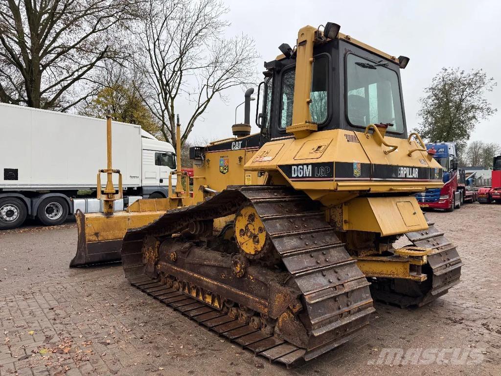 CAT D6M Верижни булдозери
