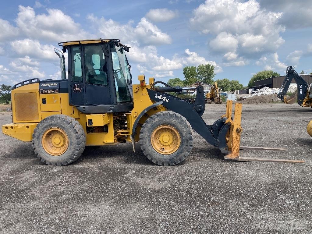 DEERE 444K Колесни товарачи