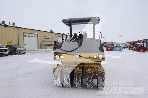 CAT CW16 Пневматични гумени  ролки
