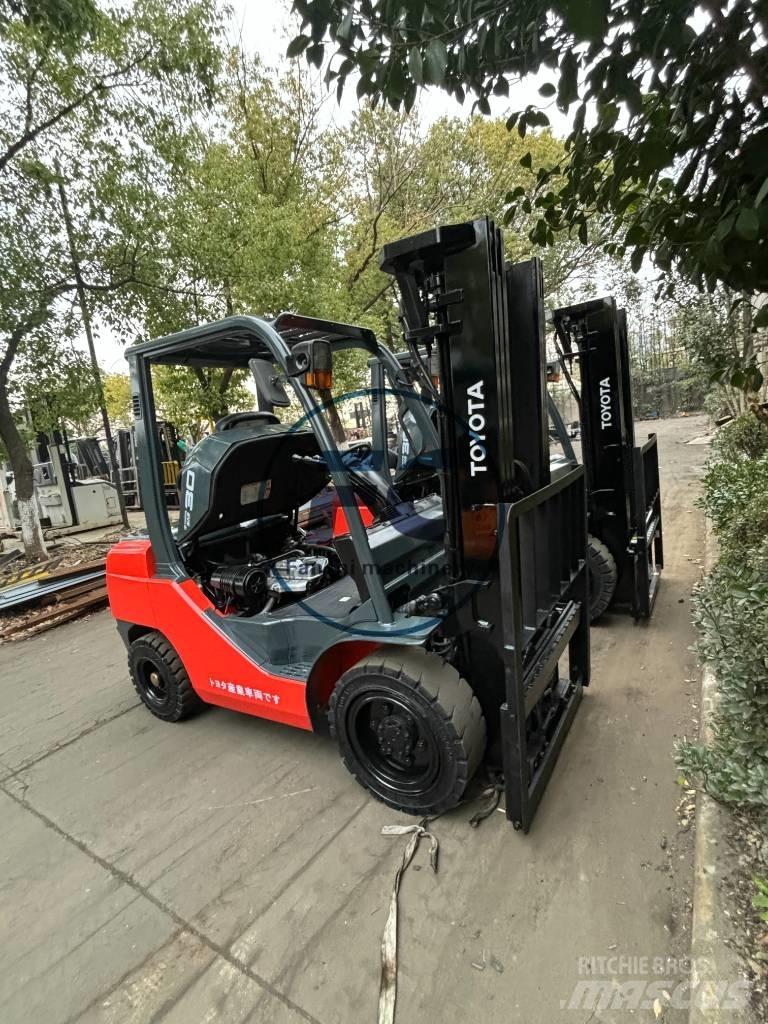 Toyota FDZN 30 Дизелови камиони