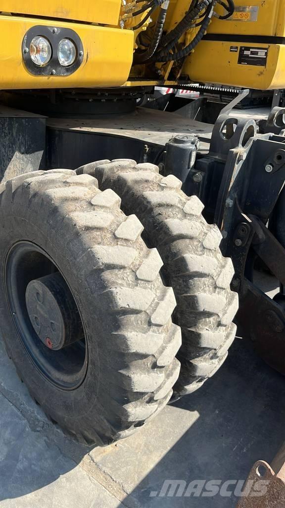 Komatsu PW 158-11 Колесни екскаватори