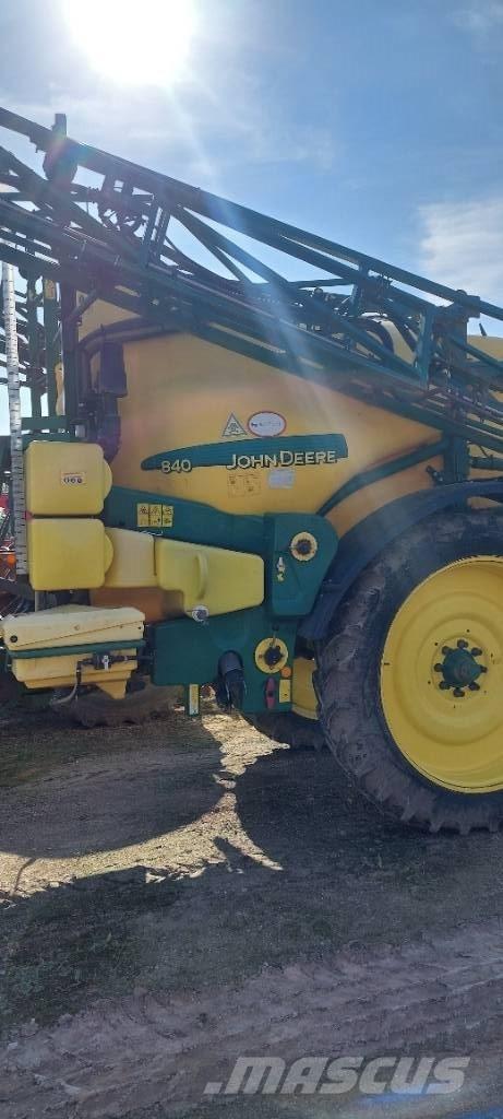 John Deere 840 i Прикачни пръскачки
