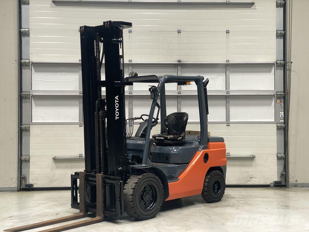 Toyota 52-8FDF30 Дизелови камиони