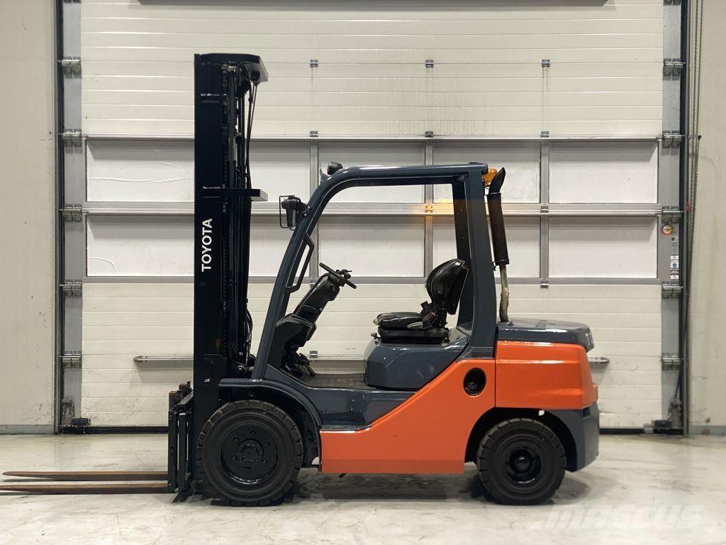 Toyota 52-8FDF30 Дизелови камиони