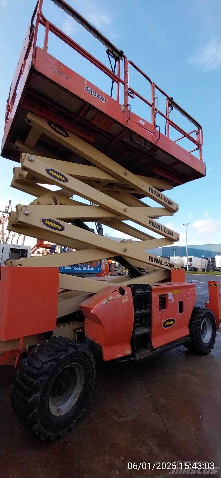 JLG 4394RT Ножични работни платформи