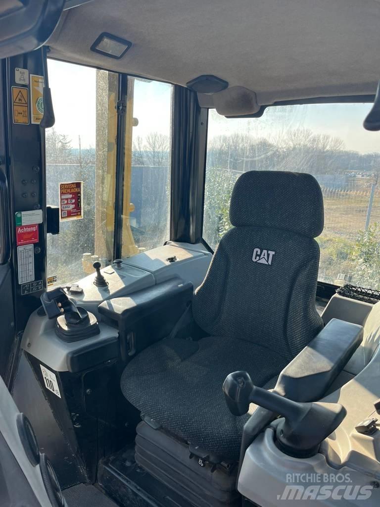 CAT D 6 N XL Верижни булдозери
