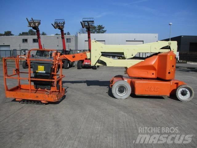 JLG E400 AJP (817) Компактни самоходни стрелови подемници
