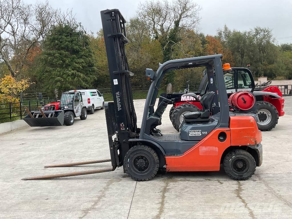 Toyota 02-8 FGF 25 Камиони с АГУ