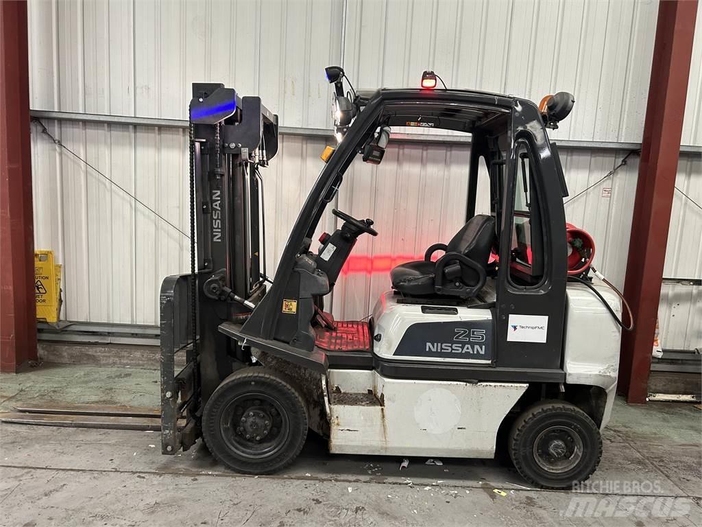 Nissan U1D2A25LQ Камиони с АГУ