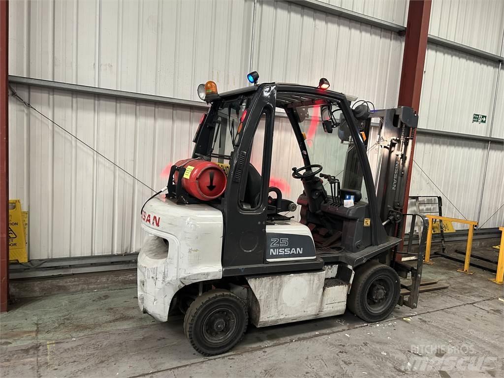 Nissan U1D2A25LQ Камиони с АГУ