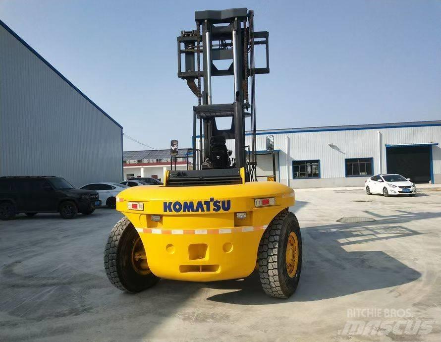 Komatsu FD200 Телескопични товарачи