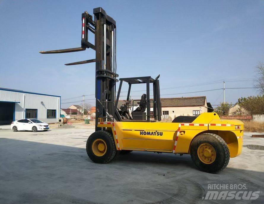 Komatsu FD200 Телескопични товарачи