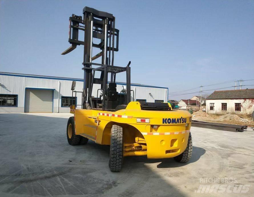 Komatsu FD200 Телескопични товарачи