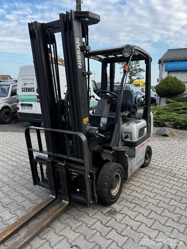 Nissan PD01A18PQ Камиони с АГУ