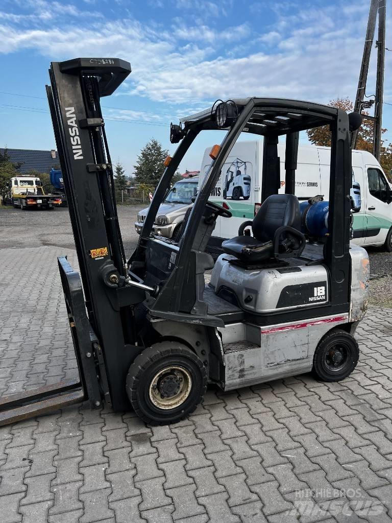 Nissan PD01A18PQ Камиони с АГУ