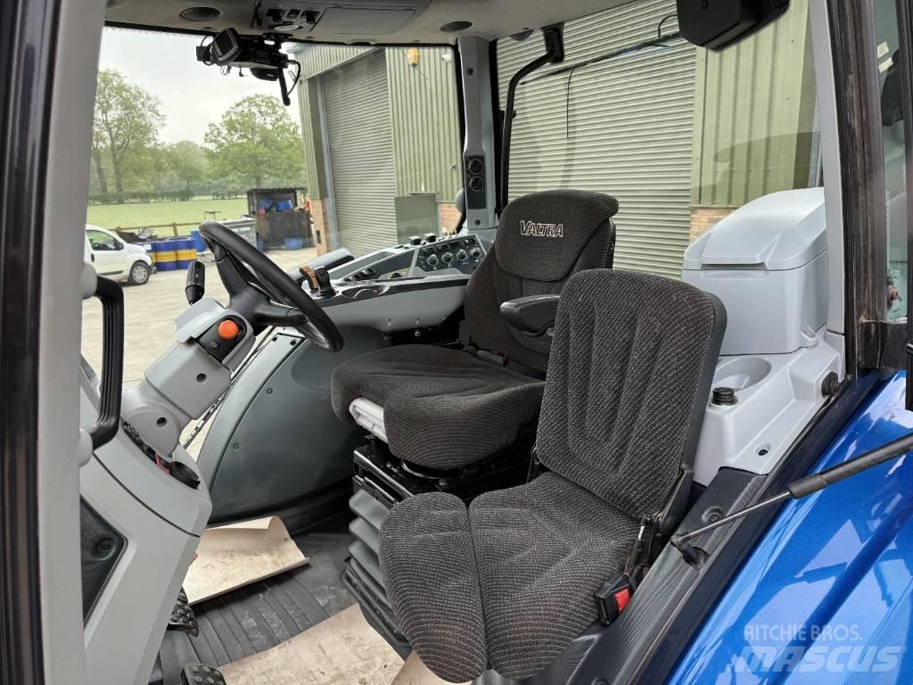 Valtra T 234 Versu Трактори