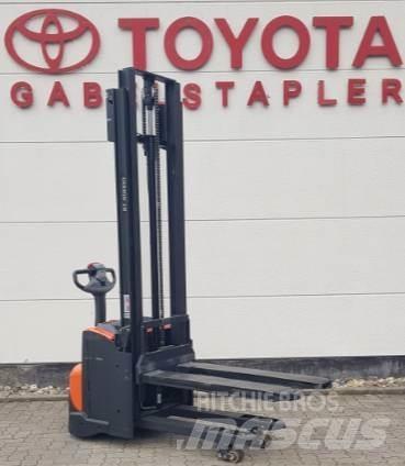 Toyota SWE120L Колички високоповдигачи с теглич