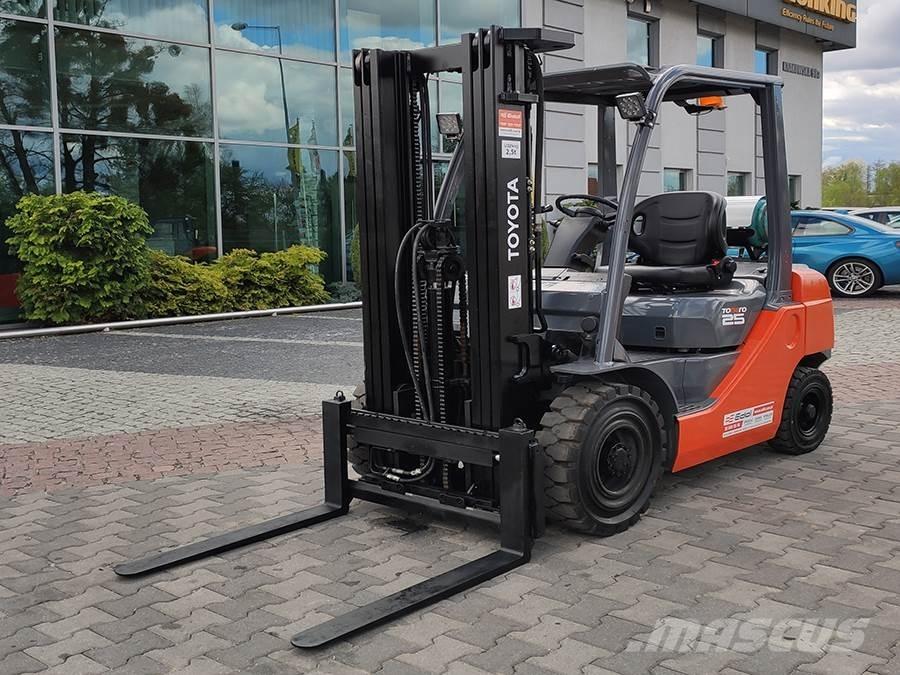 Toyota 02-8FGF25 Камиони с АГУ