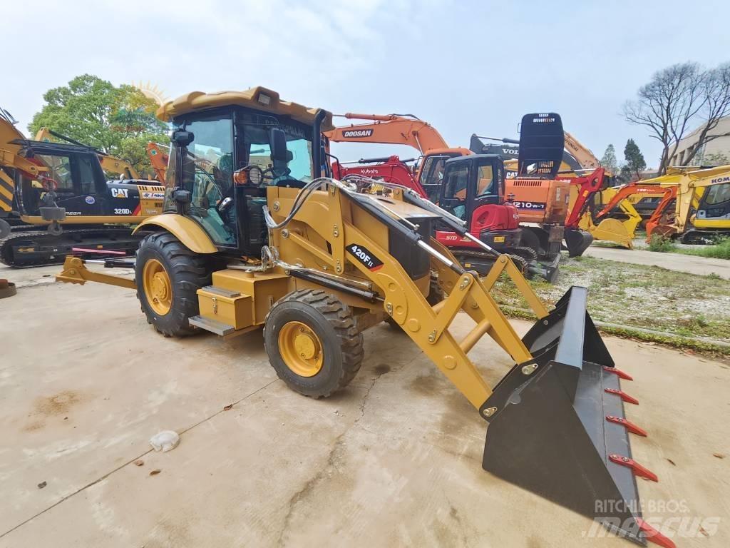 CAT 420F Товарач със заден ексватор