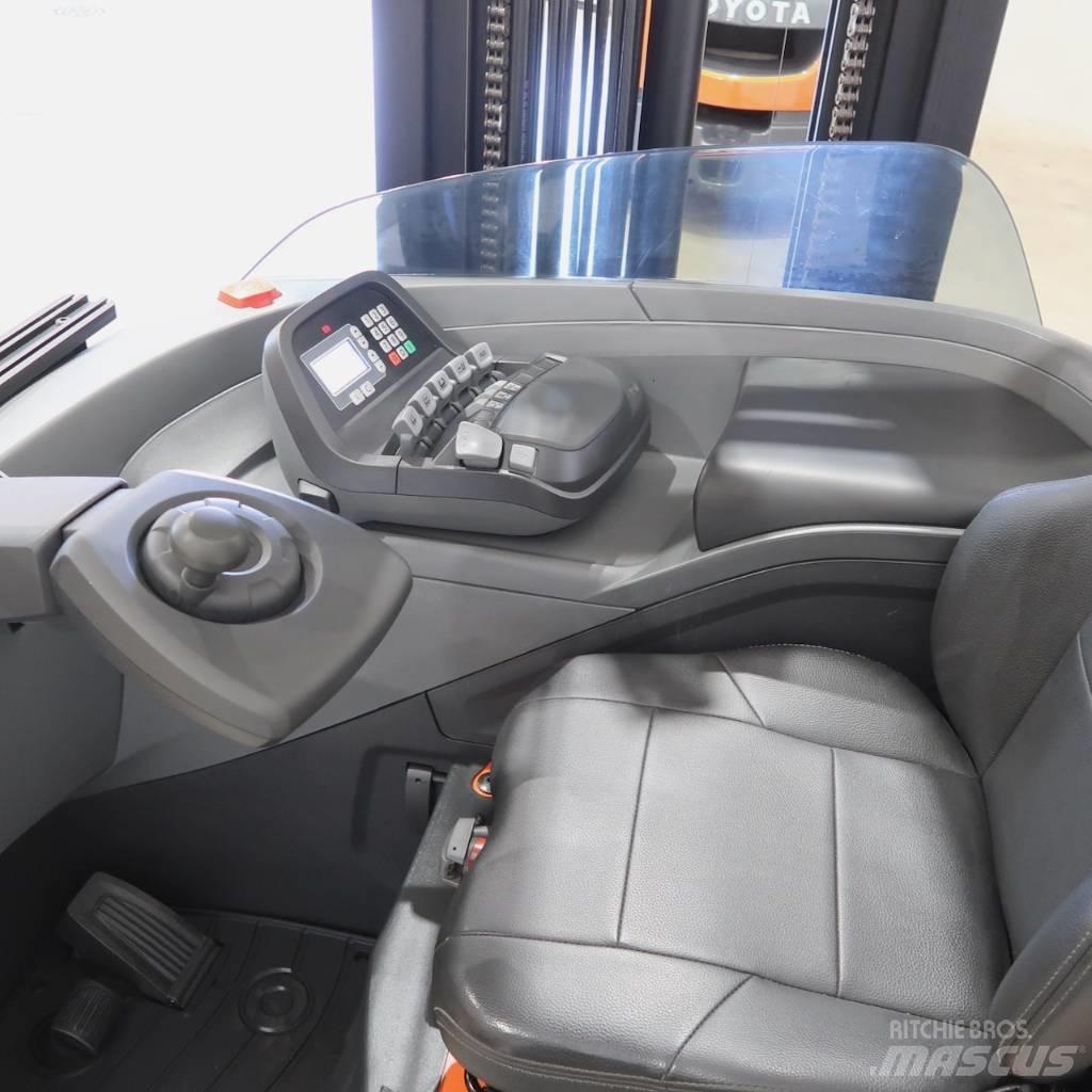 Toyota RRE200HC Ретрак/ Високоповдигач с изместване на вилката напред